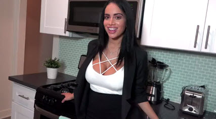 Губастая риелторша с массивными титями