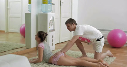 Инструктор по фитнесу лапает ягодицы клиентки