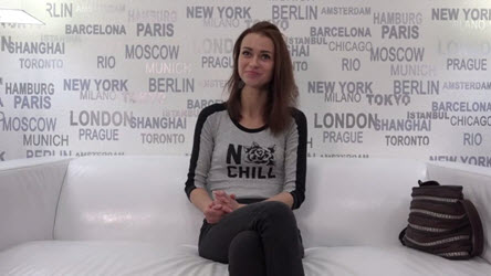 Высокая худышка сидит на xxx подборе