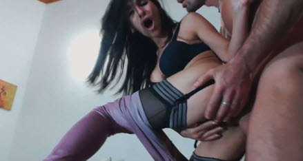 Ебырь вставил брюнетке в подвязках хуй в очко