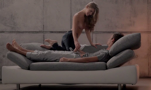 Anjelica обнажила грудь и взяла в руки член возлюбленного