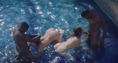 Две белые крали сосут двум неграм в бассейне