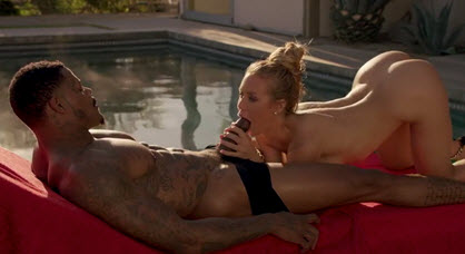 Николь Энистон делает минет африканцу у бассейна