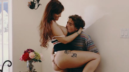 мамка друга соблазнила паренька