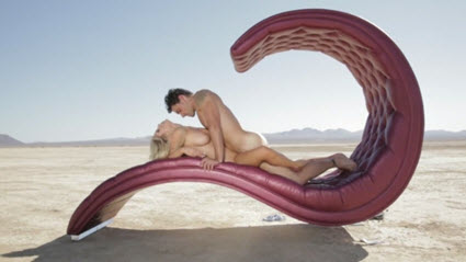 Эротический секс блондинки и брюнета в пустыне