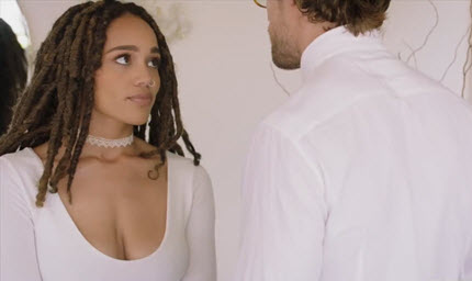 Темнокожая студентка глядит на бледнолицего учителя