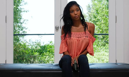 18-летняя африканка сидит на кушетке